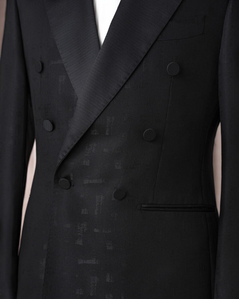 Noir Satin Peavk Lapel Tuxedo